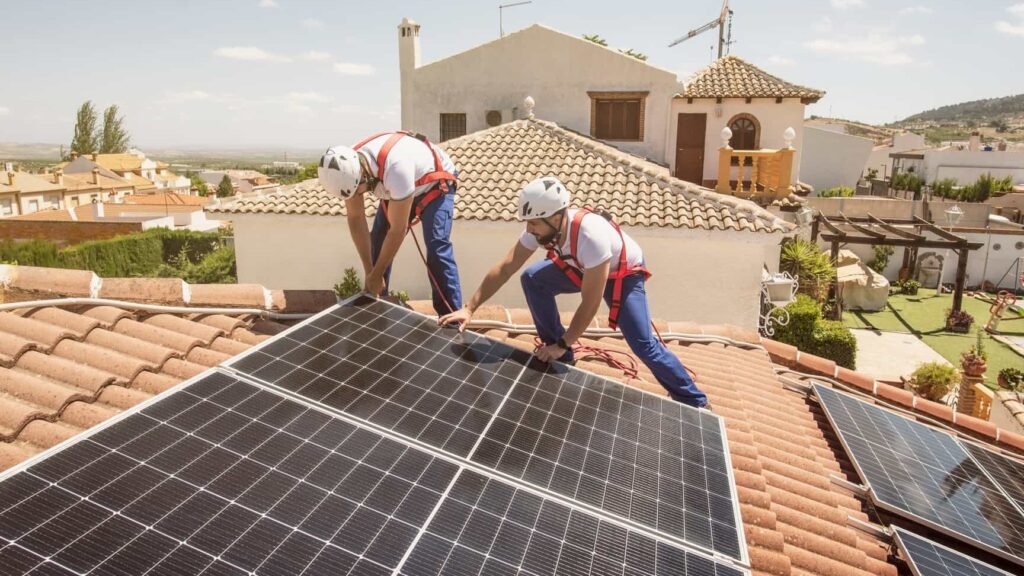 Anclaje de Placas Solares en Tejas: Una solución segura y eficiente para aprovechar la energía solar