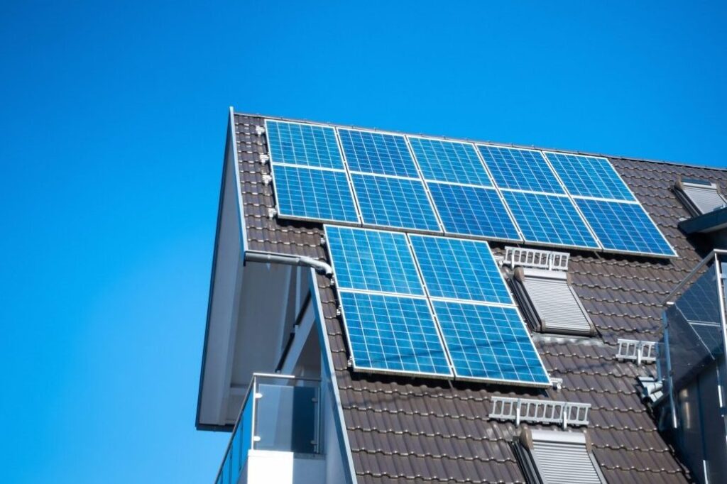 Aprovecha la energía del sol: Todo lo que debes saber sobre placas solares para viviendas aisladas