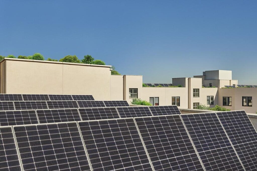 Beneficios de las placas solares en comunidades: Energía renovable y ahorro colectivo