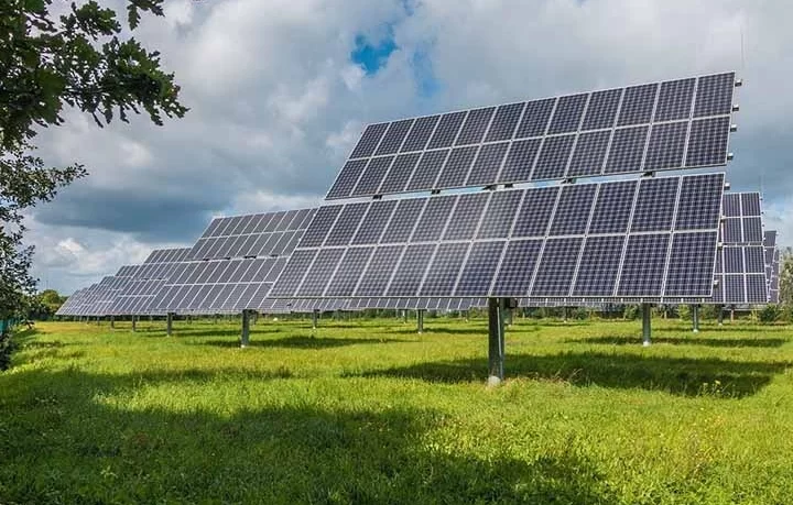 Beneficios de utilizar placas solares para comunidades de vecinos: Ahorro energético y contribución al medio ambiente