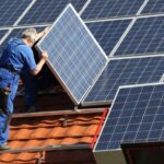 Beneficios y consideraciones de instalar placas solares en un tejado comunitario