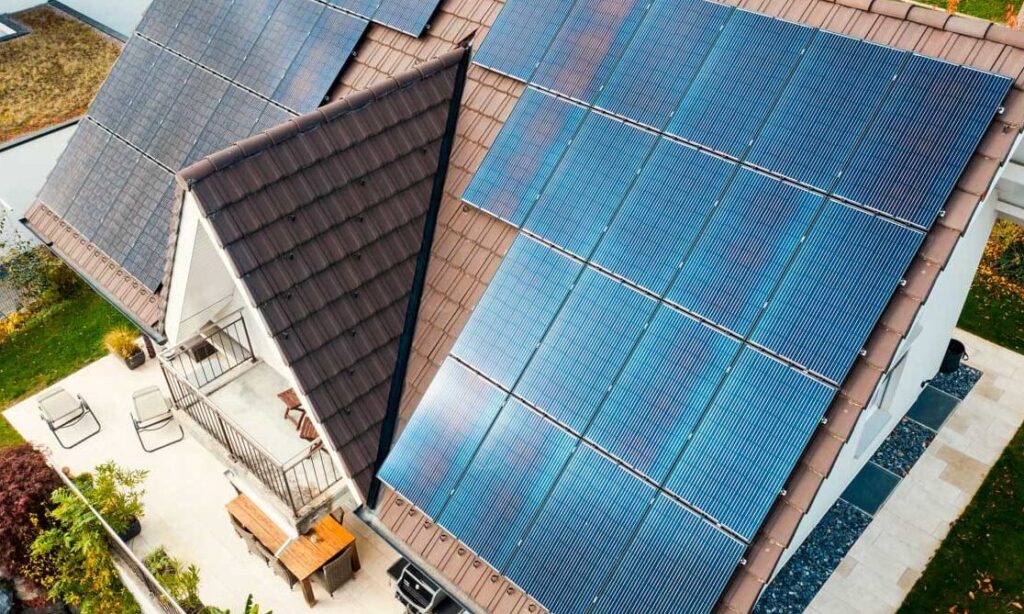 El cerramiento con placas solares: una solución eficiente y sostenible para tu hogar