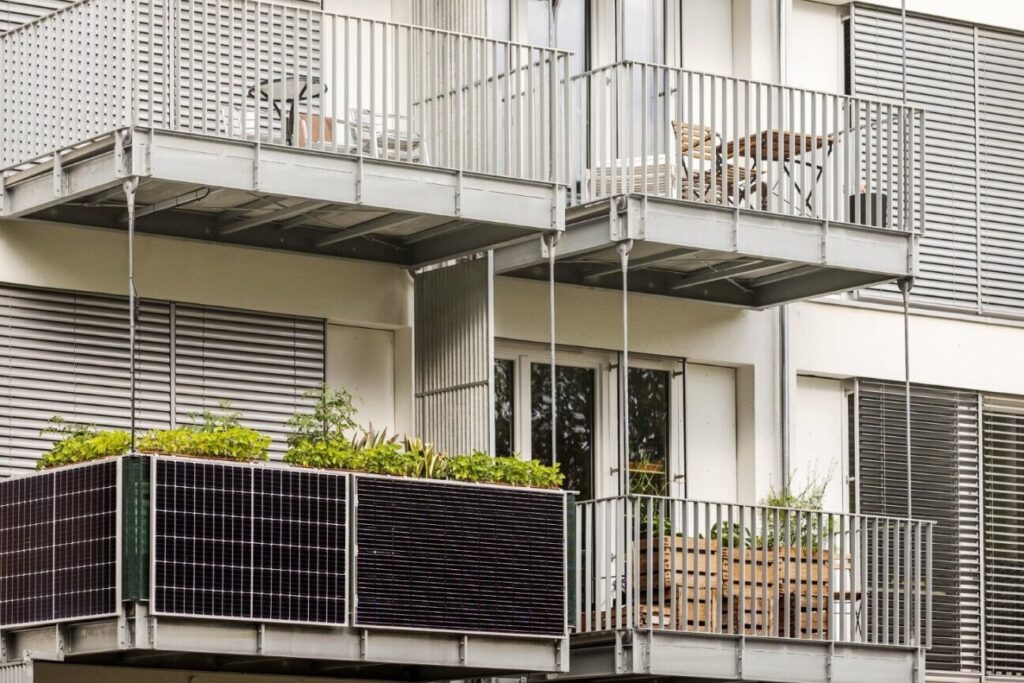 ¿Es posible instalar placas solares en mi balcón? Descubre si es factible y cómo aprovechar al máximo el espacio reducido