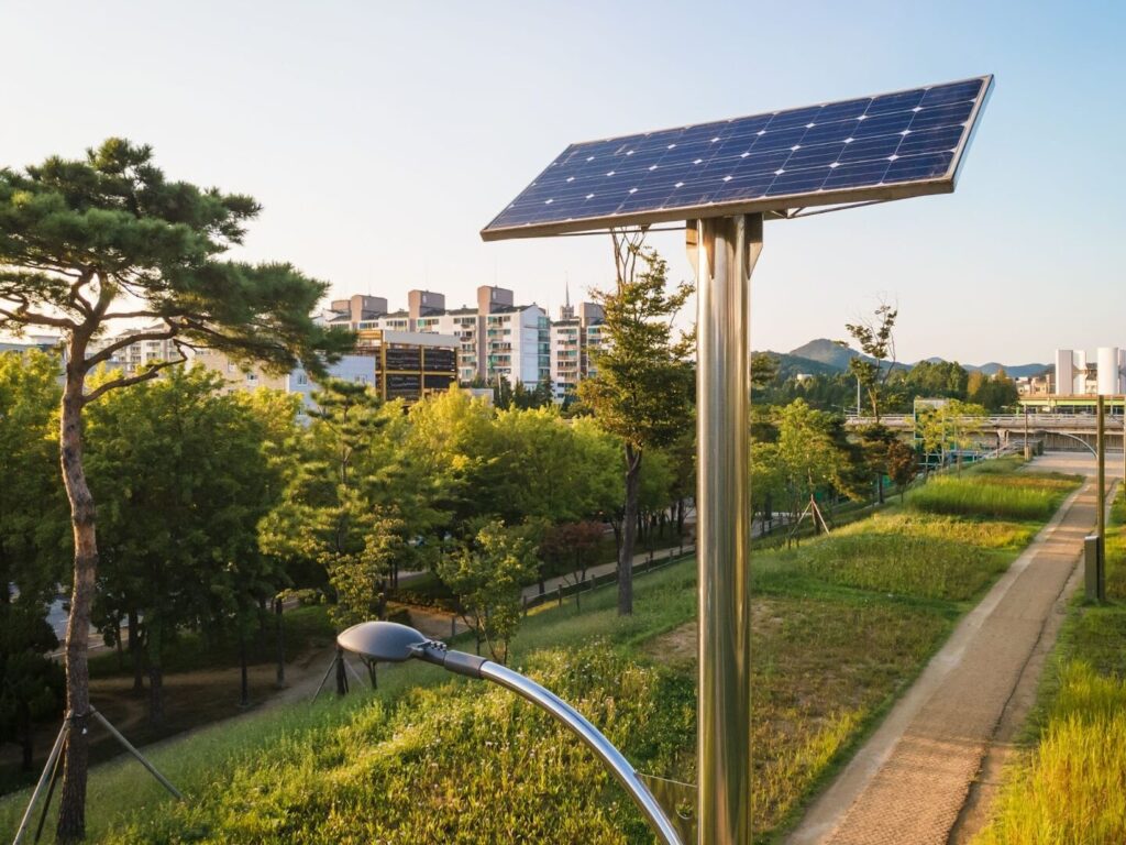 Farolas con Placas Solares: Iluminación sostenible y eficiente para nuestras calles