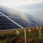 Guía completa para instalar placas solares en terrenos rústicos: todo lo que debes saber