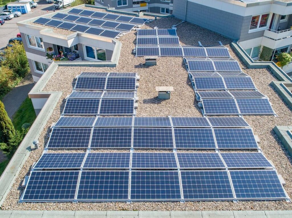 La energía del sol llega a todos: placas solares en edificios comunitarios