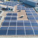 La energía del sol llega a todos: placas solares en edificios comunitarios