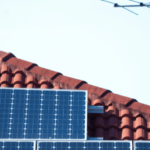 La energía solar en acción: cómo las placas solares transforman un edificio comunitario