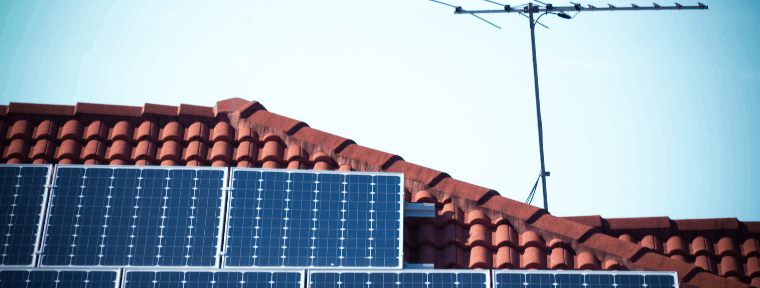 La energía solar en acción: cómo las placas solares transforman un edificio comunitario