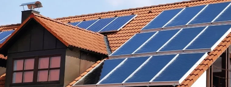 La forma correcta de instalar las placas solares en los tejados: Consejos y recomendaciones