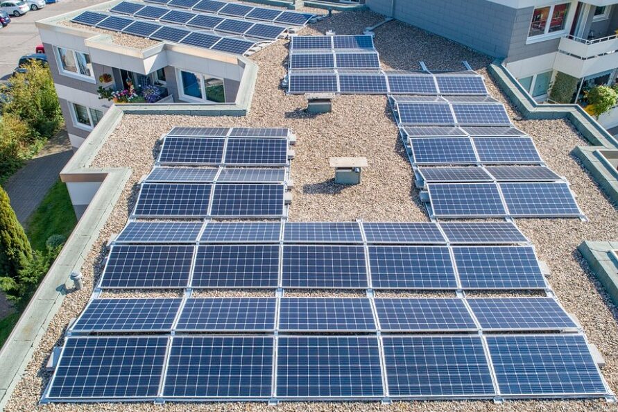 La mayoría necesaria para la instalación de placas solares en comunidades: ¿cuántos vecinos tienen que estar de acuerdo?