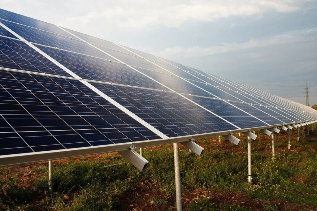 Placas solares en terreno rústico: aprovecha al máximo la energía solar en entornos naturales
