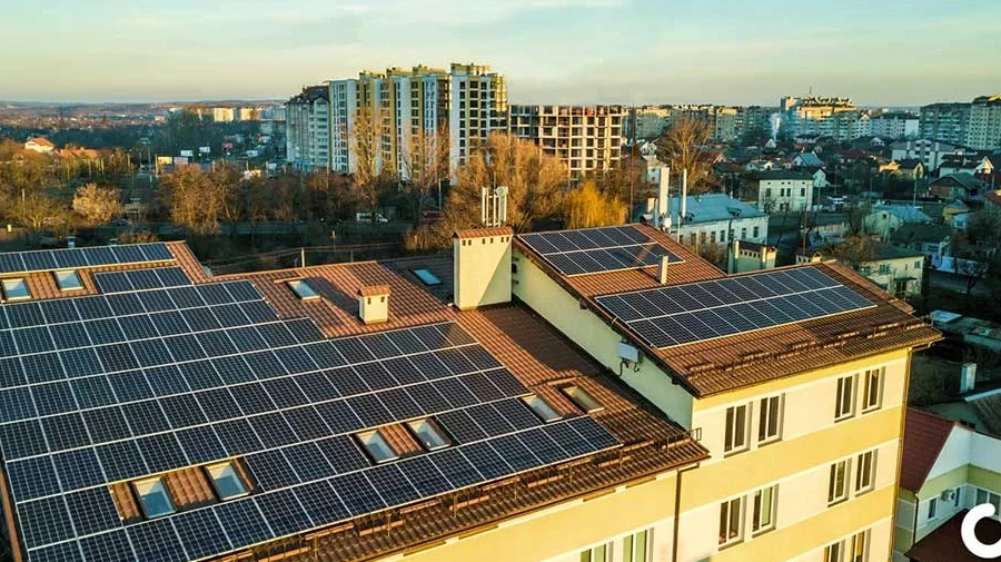 Placas solares para comunidades de vecinos: ¡Ahorro energético y beneficios compartidos!