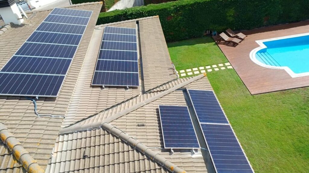 Placas solares para una casa aislada: la solución energética más eficiente y sostenible