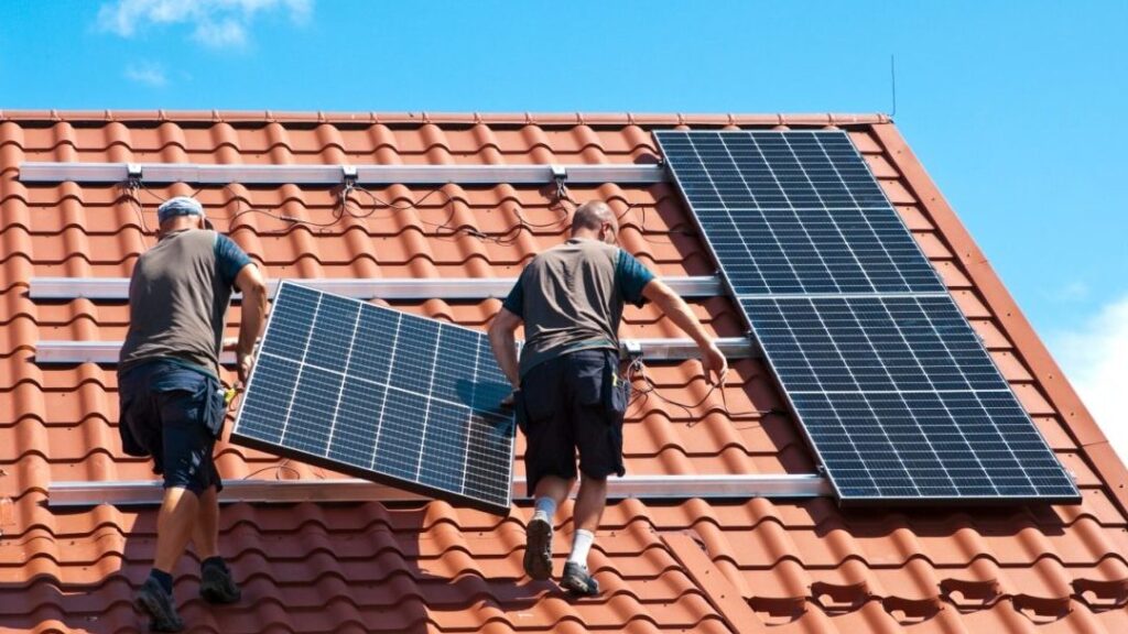 ¿Puedo instalar mis propias placas solares? Descubre si puedes asumir este proyecto por ti mismo