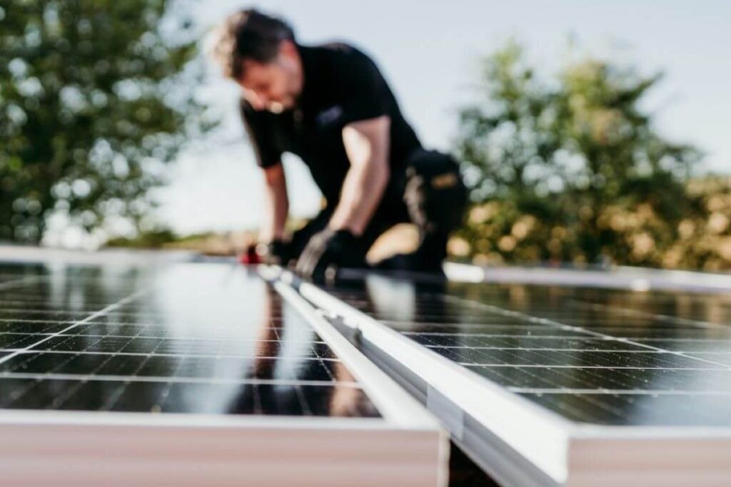 Beneficios de utilizar placas solares en remoto para generar energía sostenible