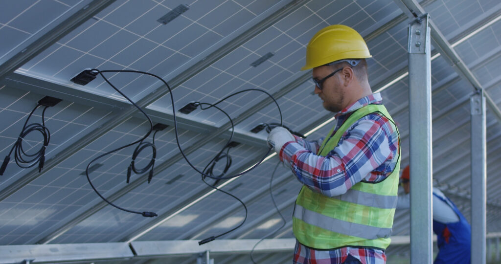 Descubre cuánto gana un instalador de placas solares: sueldo y beneficios