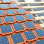 La revolución sostenible: tejas con placas solares, una apuesta futurista y funcional