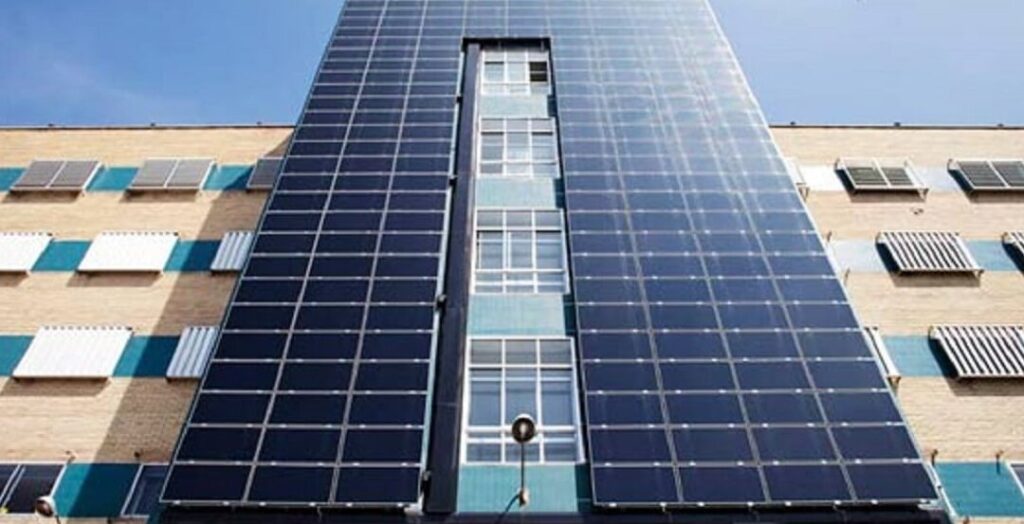 Placas solares en fachadas: aprovecha el potencial energético del sol en tu edificio