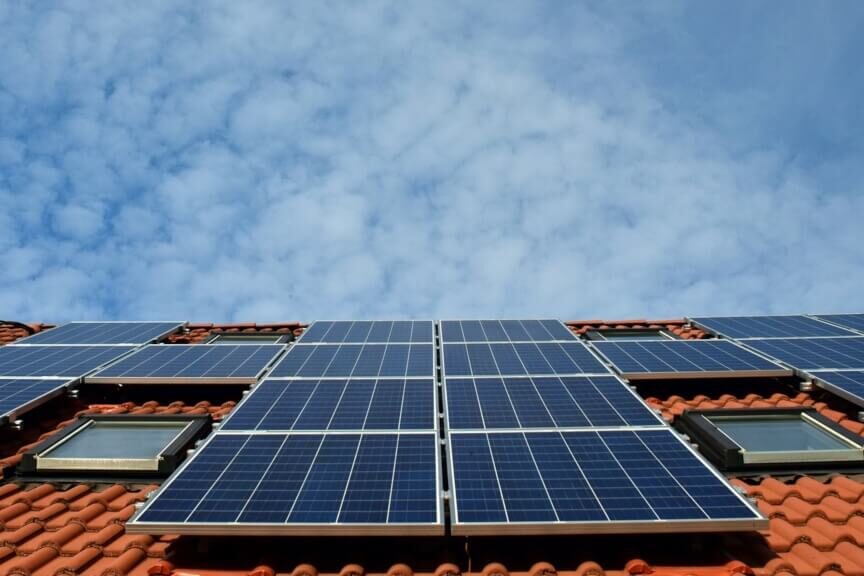 Todo lo que necesitas saber sobre la instalación de placas solares en tejados: ventajas, tipos y tips
